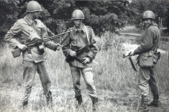 Obóz taktyczny - lipiec 1969. Od lewej: Zbigniew Przęzak, Ryszard Sienkiewicz i Włodzimierz Drewnik.