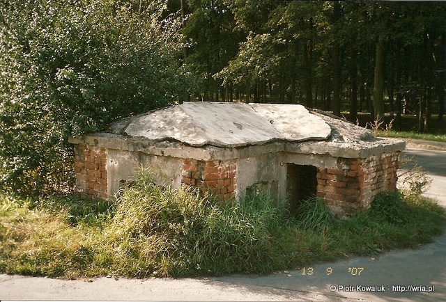 Ceglano-betonowy schron bojowy. Ceglano-betonowy schron bojowy.