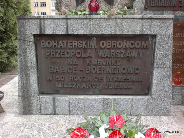 Tablica na pomniku Obrońców Warszawy 1939 roku.