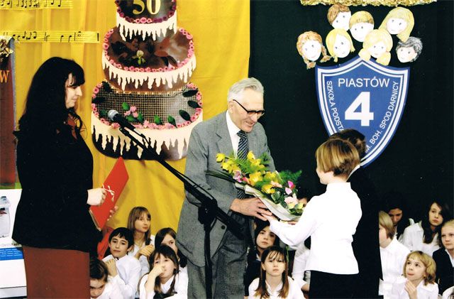 Płk Stanisław Dębniak podczas uroczystości 50 lecia Szkoły w Piastowie.