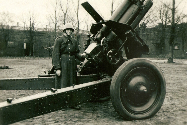Podchorąży Wrzesiński przy armacie 122 mm. Gniezno 14.01.1950 r. Podchorąży Wrzesiński przy armacie 122 mm. Gniezno 14.01.1950 r.