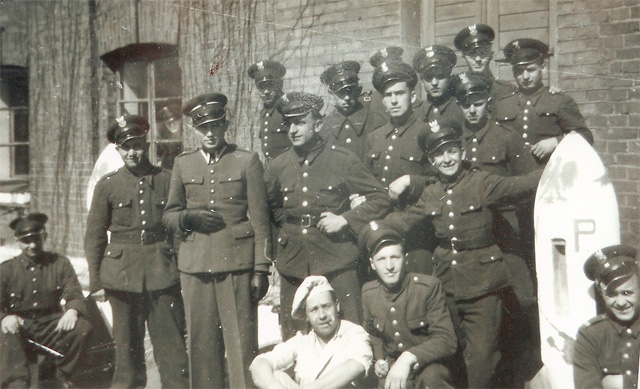 Chorąży Wrzesiński z żołnierzami w Skierniewicach 1951 r. Chorąży Wrzesiński z żołnierzami w Skierniewicach 1951 r.