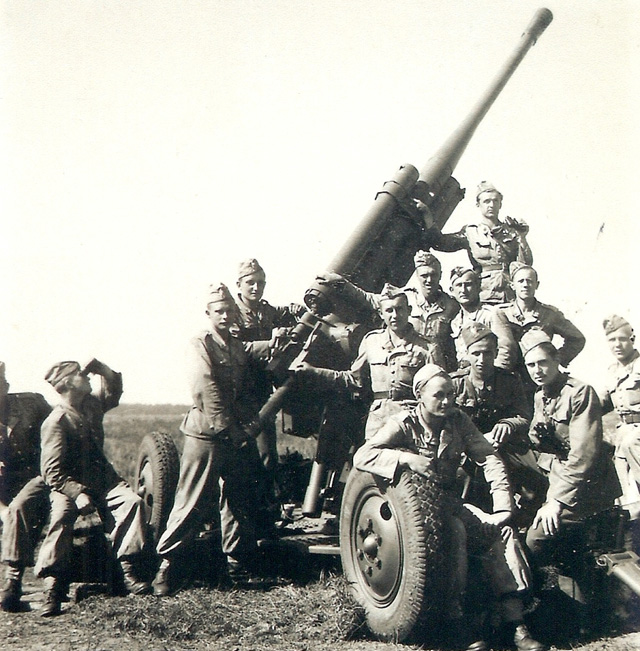 Na poligonie w Mrzeżynie przy armacie plot. 85 mm. 1952 r. Na poligonie w Mrzeżynie przy armacie plot. 85 mm. 1952 r.